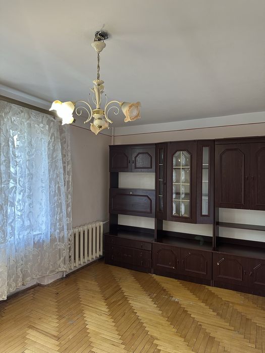 Продається 3 кім чешка в районі Комарова на 2 поверсі