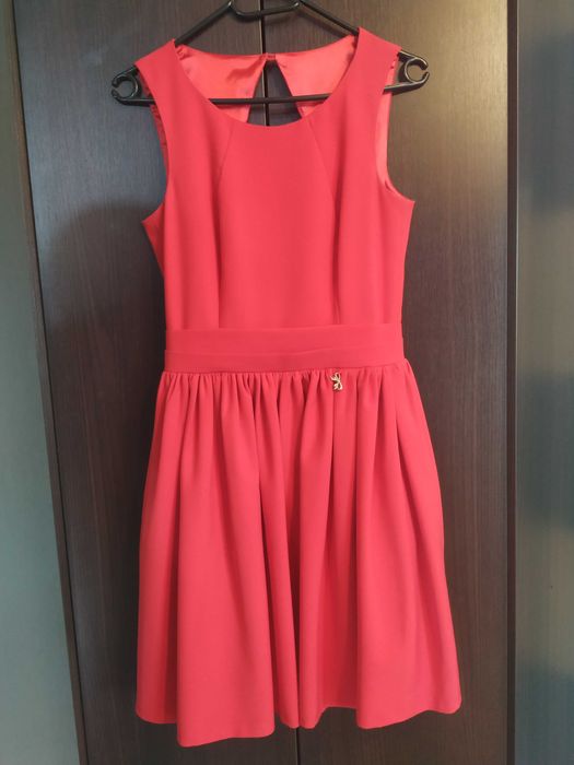 Rozkloszowana czerwona sukienka 36