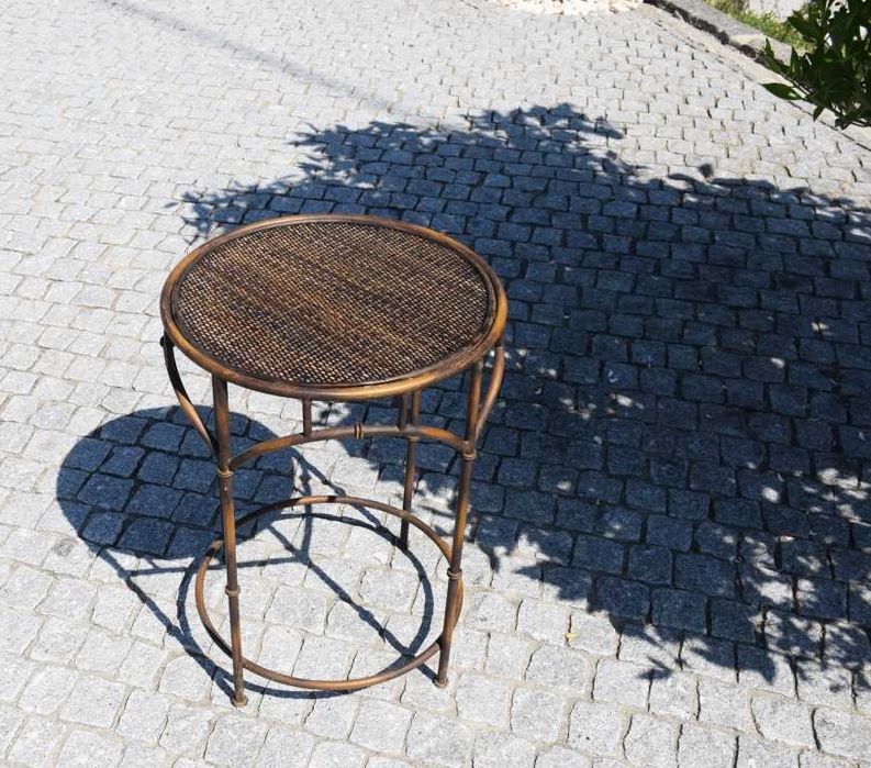 Mesa de apoio metálica e tampo em vime, feita na Tailândia