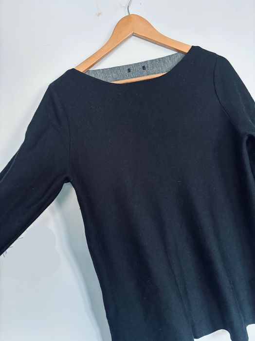 Wełniany sweter COS dłuższy klasyczny czarny