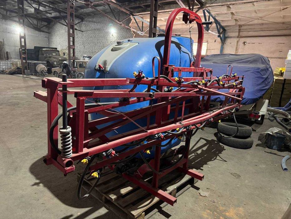 Навісний польський оприскувач на 1000 л