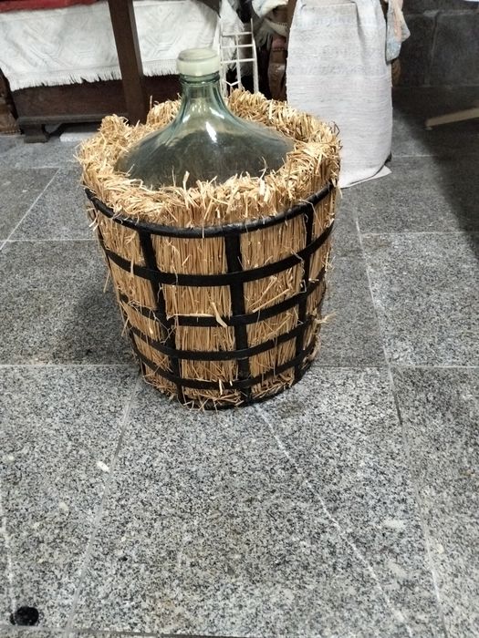 Garrafões de 60 litros empalhados 120_candeeiro de ferro antigo 80€