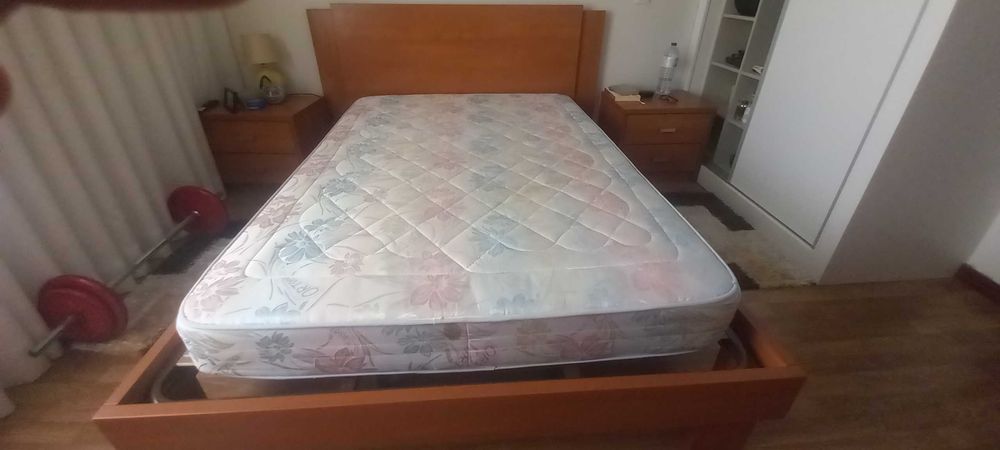 Cama de casal com colchão incluído