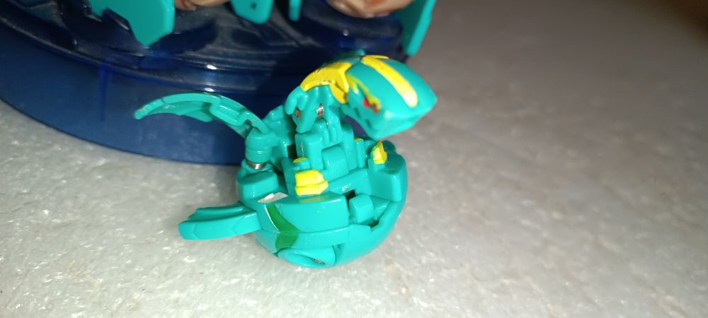 Antigo BakuRack com bolas bakugan