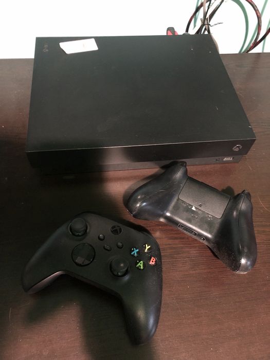 Xbox one X 1TB +game
