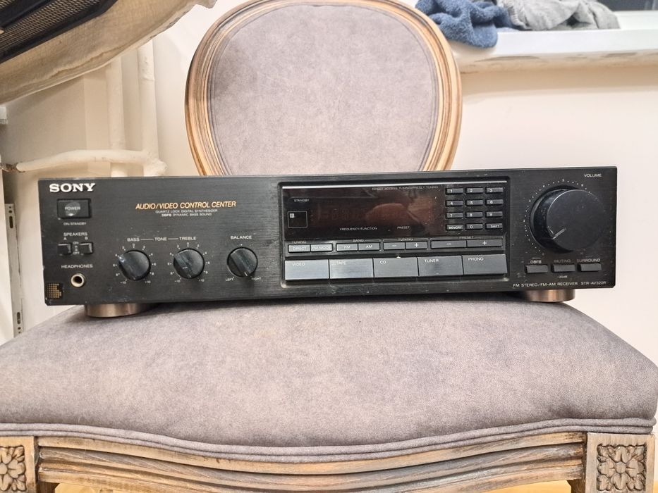 Amplituner Sony STR-AV320
Jest to centrum sterowania audio/wideo (Audi