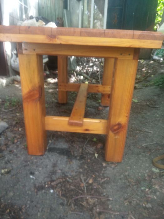 Стол обеденный деревянный.