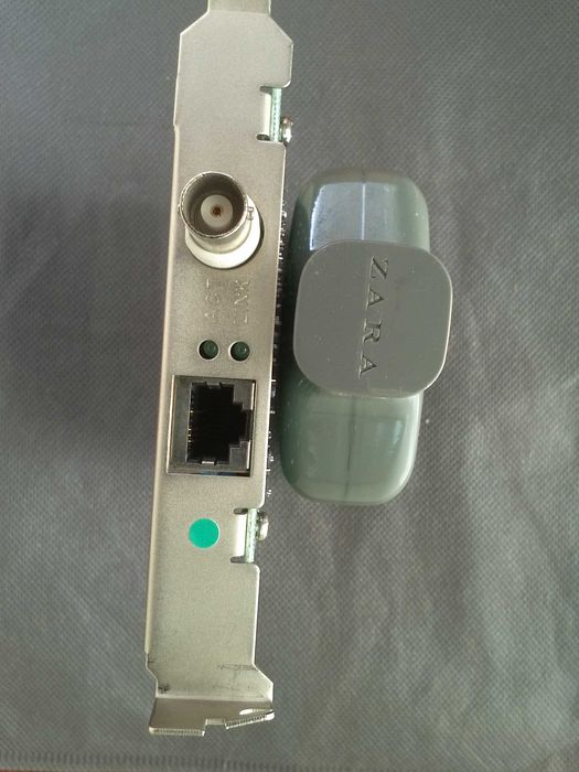 D-Link DE-528CT Ethernet Combo PCI NIC 32-bit (1 RJ-45 & 1 BNC)