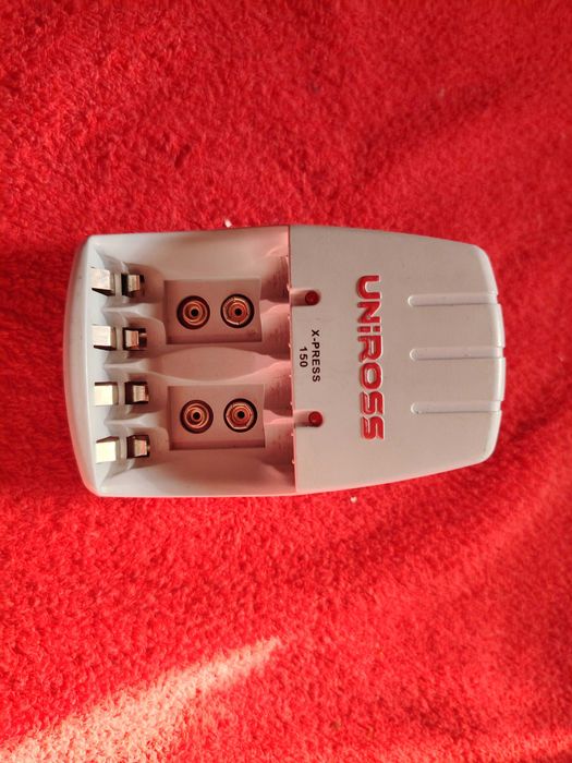 Carregador baterias  AA  /  AAA  /  9 V Block