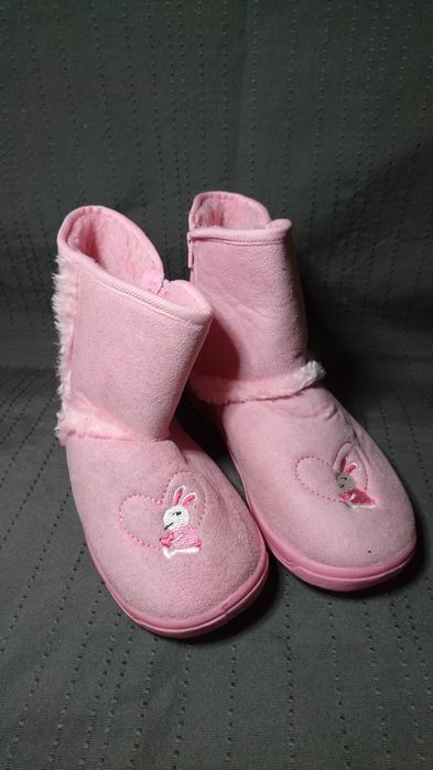 Różowe buty typu emu, R 35