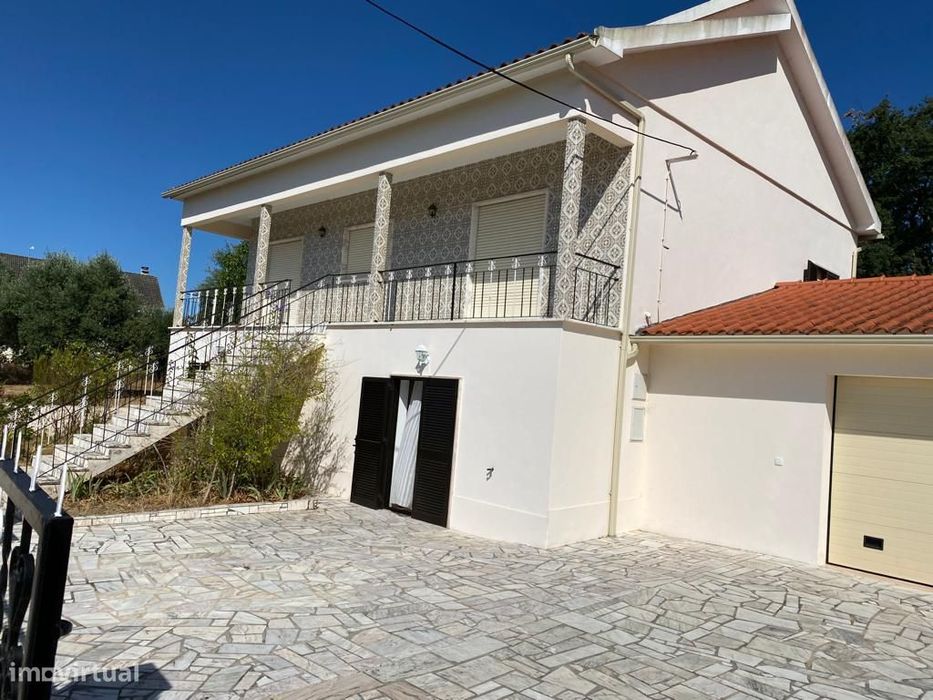 Moradia T3 isolada com jardim, terraço e garagem