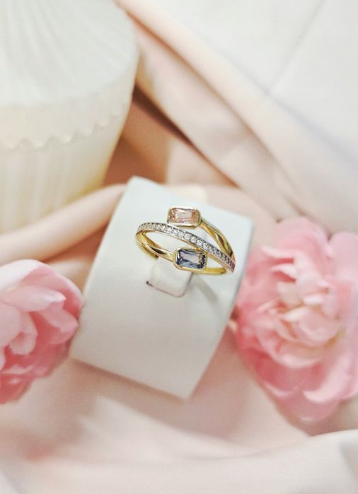 Złoty pierścionek, cyrkonie, kamienie, dwukolorowe, pr 585, r. 14