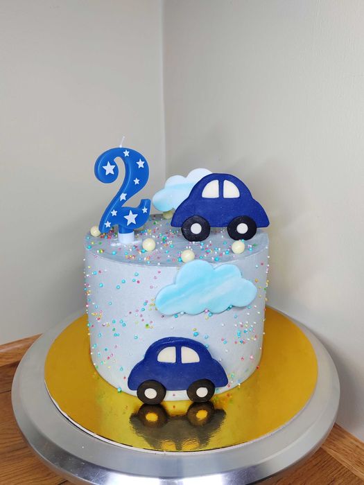 Auta na tort z masy cukrowej