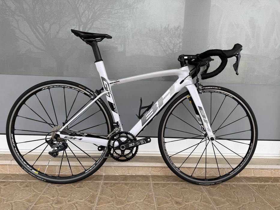 Bicicleta de estrada em carbono - Bem equipada