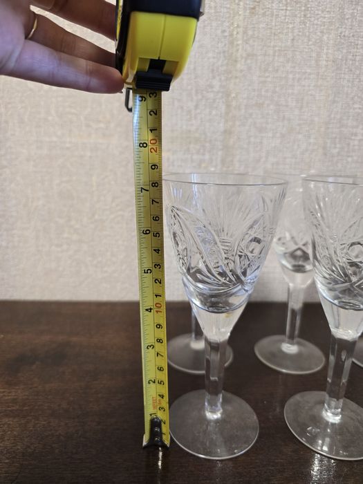 Хрустальні бокали на ніжці та салатник