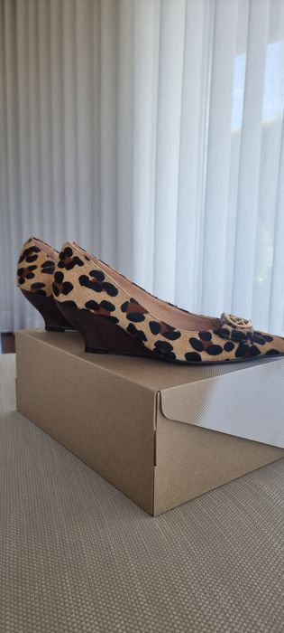Sapatos novos em pêlo de ponei, motivo leopardo. Nunca foram usados.
