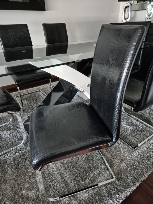 Vendo conjunto mesa e cadeiras