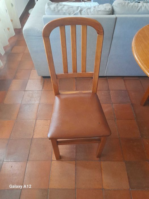 Estante mais mesa com cadeiras