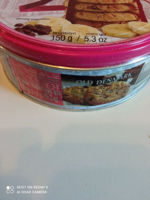 Металлические банки из под чая и печенья.