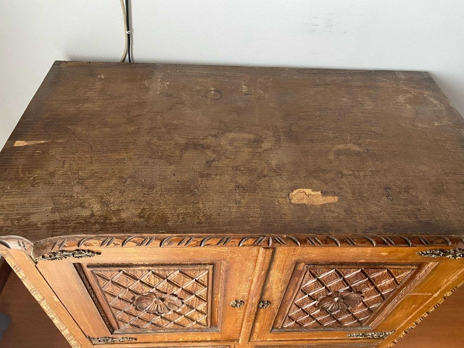 Móvel antigo em madeira