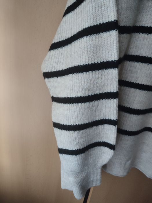 Damski sweter w paski.
