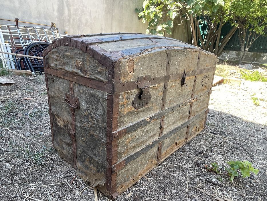 Vende-se arca antiga