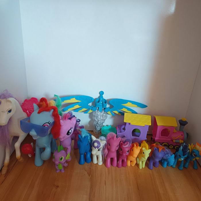 Koniki Pony i kolejkę