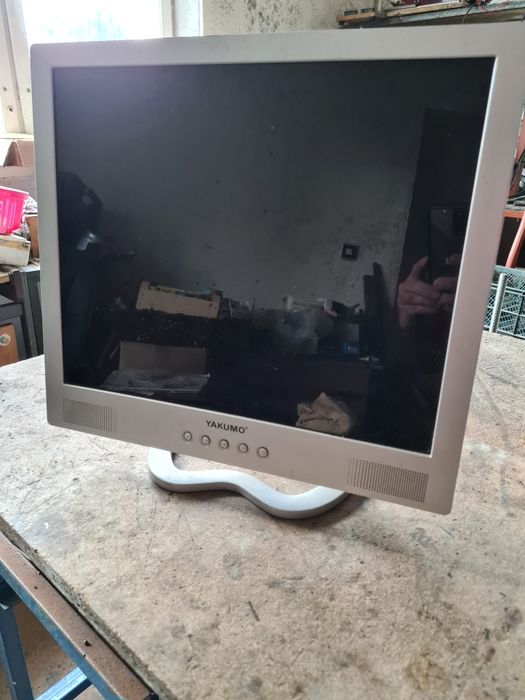 Monitor Yakumo 19 cali widoczny na załączonych zdjęciach