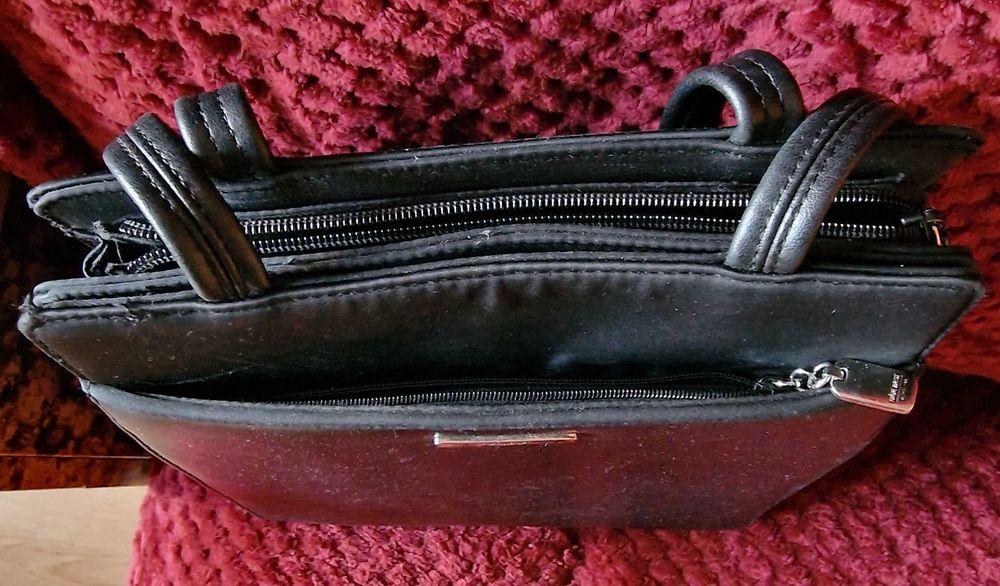 Czarna skórzana torebka vertical tote Nine West Accessories skóra