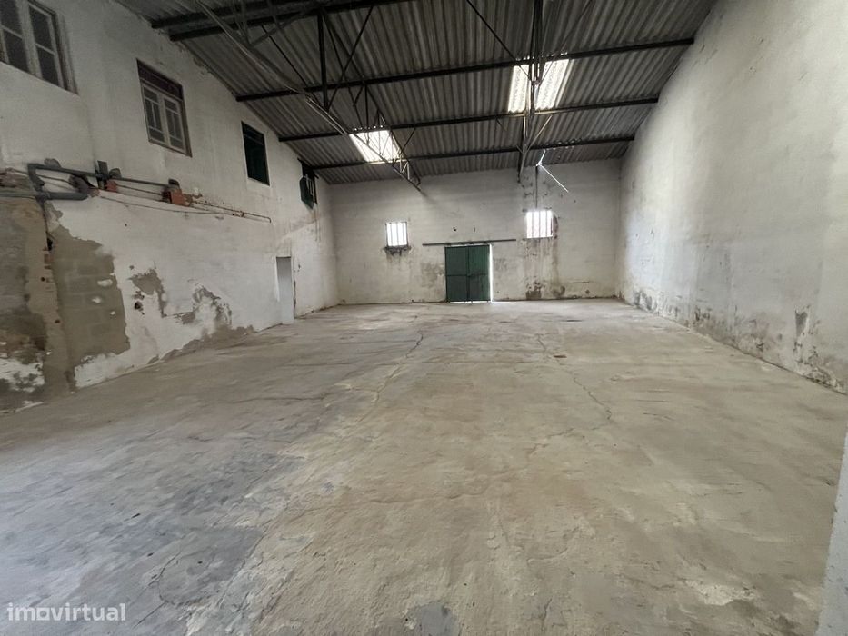 Prédio Urbano com Comércio e Habitação | Centro do Cadaval