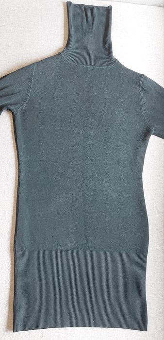 Czarny długi sweter damski z golfem