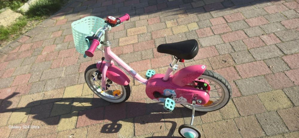 Rowerek dziecięcy z Decathlon 14 cali z bocznymi kółkami i koszykiem