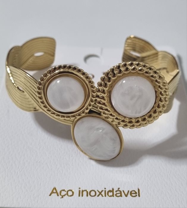 Pulseira/escrava dourada, em aço, com 3 peças em madrepérola.Ajustável