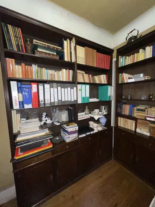 Estantes em madeira maciça com gavetas e portas