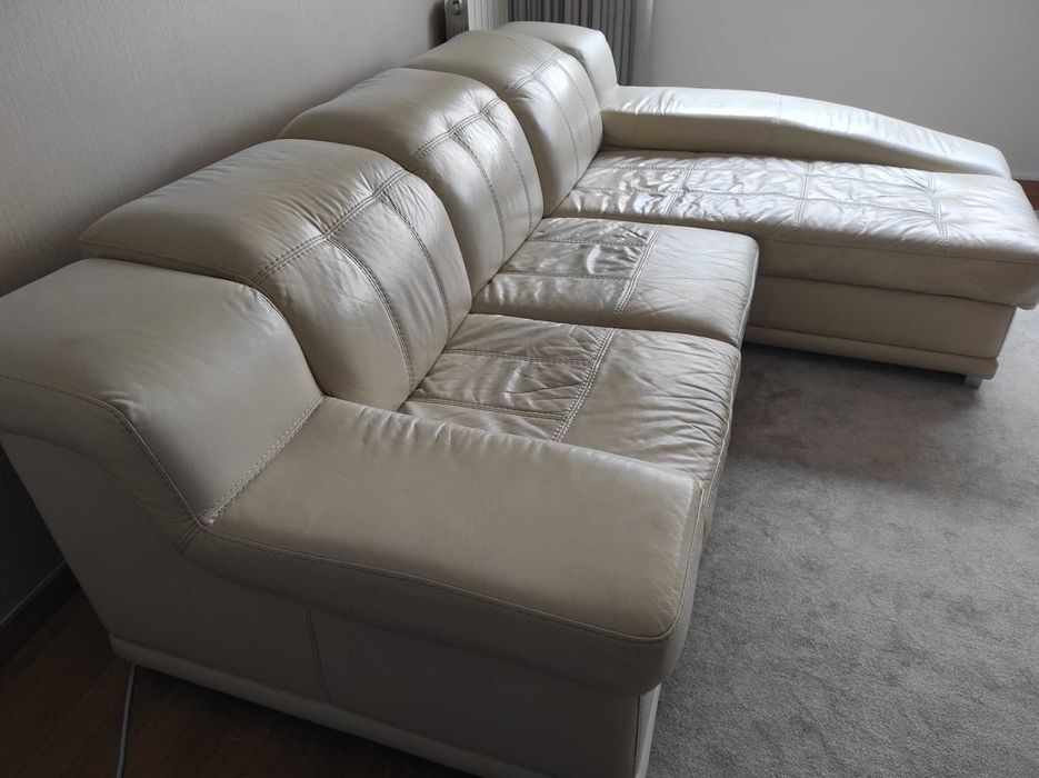 Sofá chaise longue usado, em pele (cor beje).