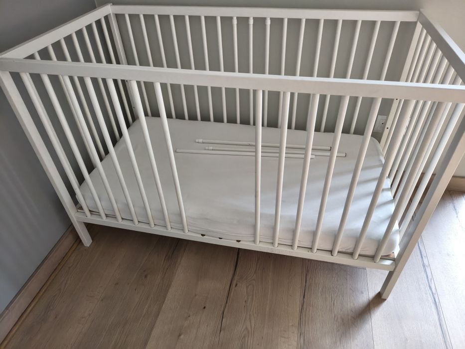 Łóżeczko z materacem i prześcieradłem