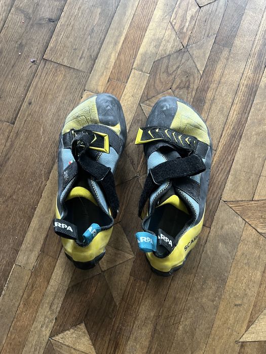 Взуття для скалодрому/скелельні туфлі