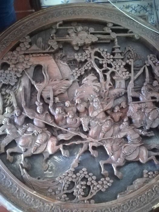 Mesa de sala com 4 bancos madeira trabalhada