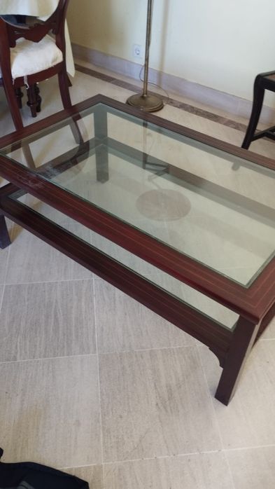 Mesa de centro em madeira maciça, com uma prateleira em vidro. Óptimo