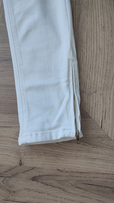 Białe spodnie damskie jeansy z zamkami S 36