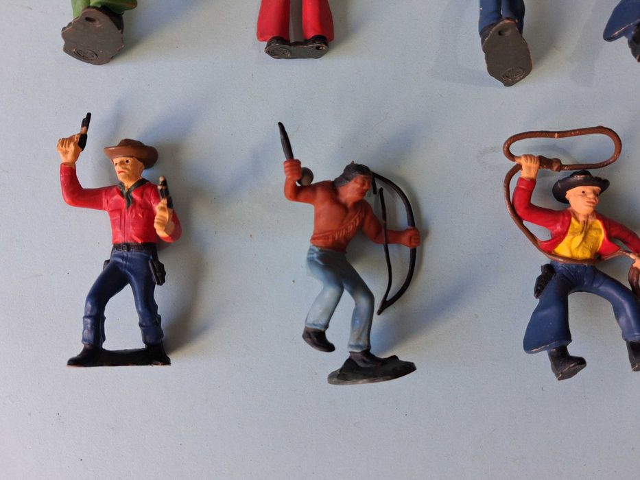 15 Bonecos PVC Índios & Cowboys anos 70. Ver fotos. O preço é do lote.
