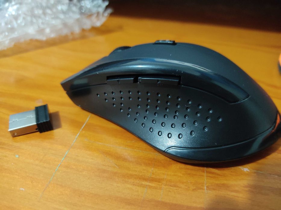 Rato sem fios a pilhas, novo.