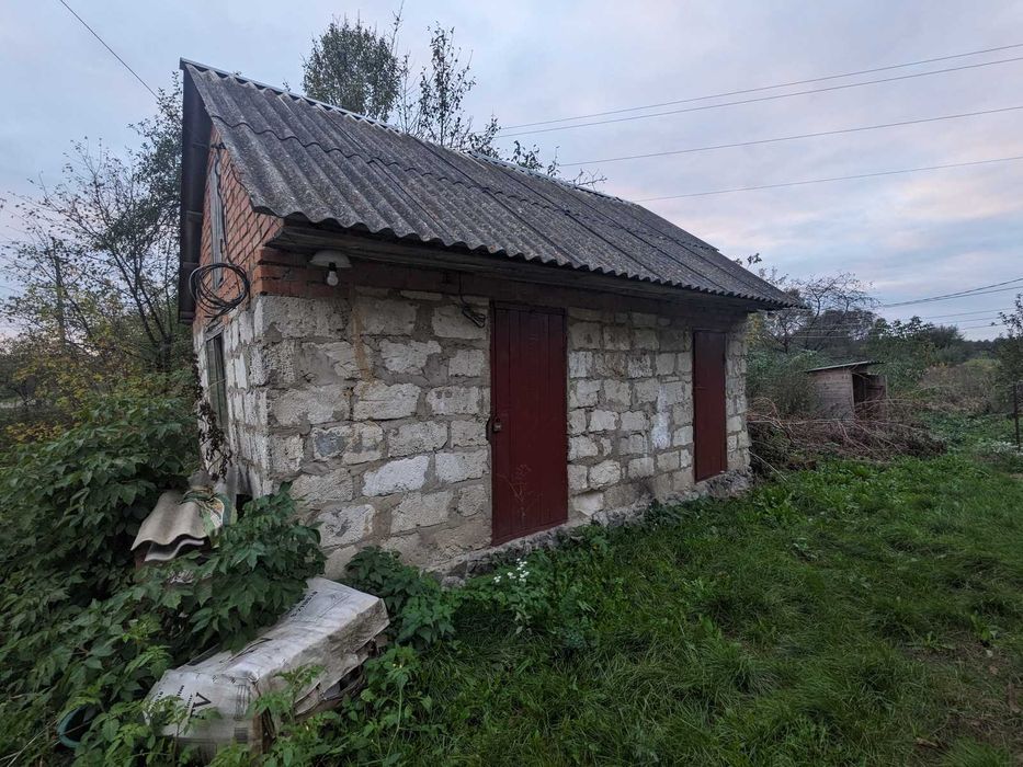 Продається земельна ділянка з одноповерховим цегляним будинком