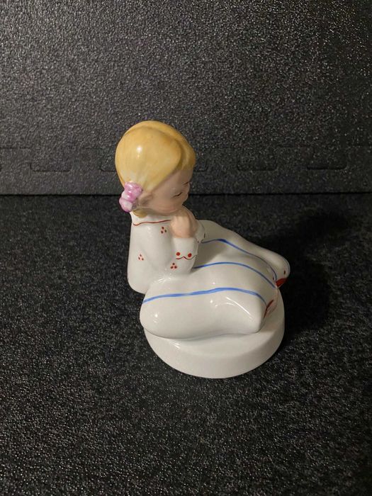 Menina a rezar - Royal Dux - BOHEMIA