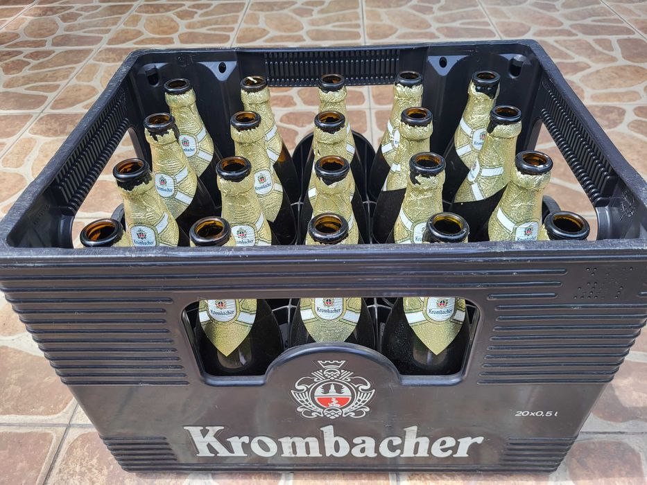 Skrzynka, Transporter Krombacher z pust. butelkami