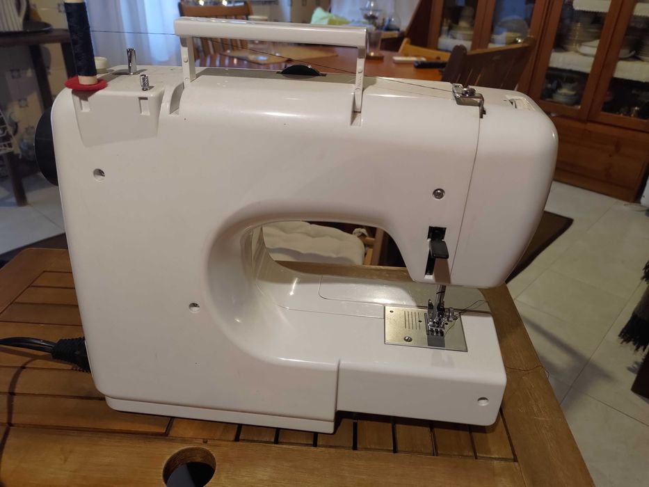 Máquina costura eléctrica Lervia