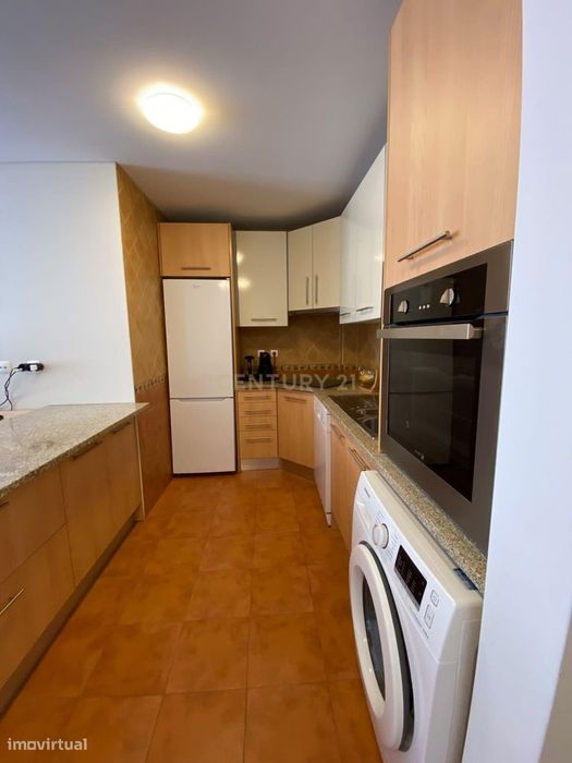 T1 . 80M2 Com Terraço De 19M2 E 1 Lugar De Estacionamento - Merceana .