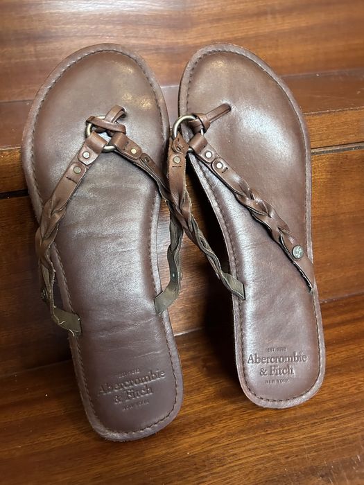 Chinelo castanho em pele