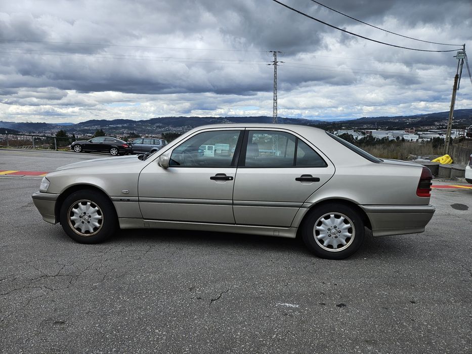 Mercedes-Benz W202 Classic C 220 Diesel de 1997 para peças