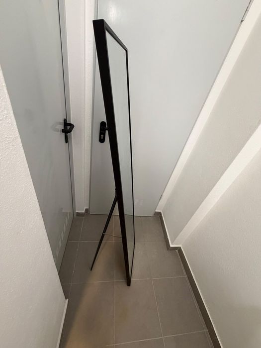 Espelho de pé com moldura preta, estilo minimalista